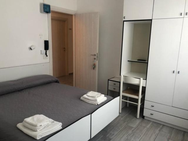 Hotel Oria Римини Экстерьер фото