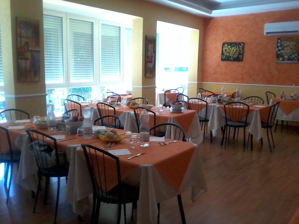 Hotel Oria Римини Экстерьер фото